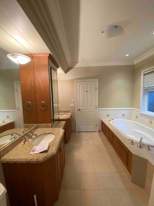 Lucky Suite, Two-Bedroom Suite With Independent Entrance In Richmond Close To Yvr Exteriér fotografie